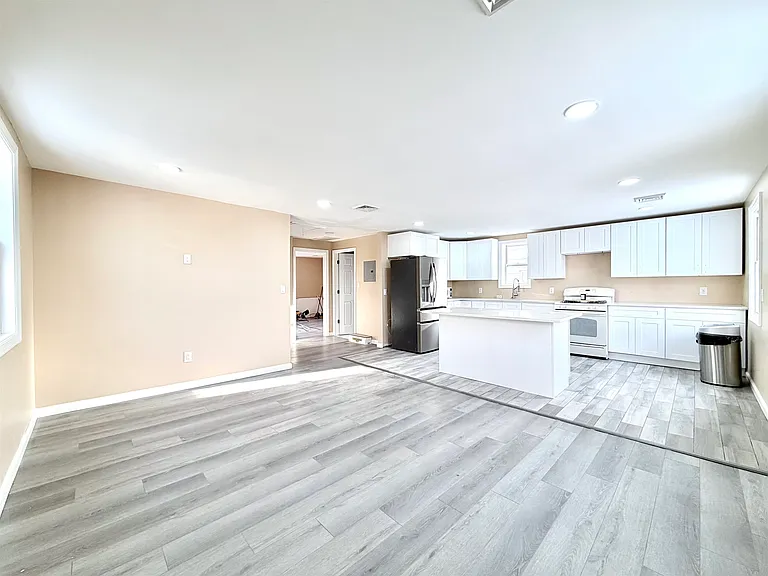1572 Summit Ave #2 — Photo 9