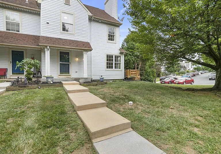 2258 N Tollgate Cir — Photo 2
