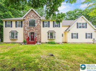 210 Swartsburo Dr, Tamiment, PA 18371