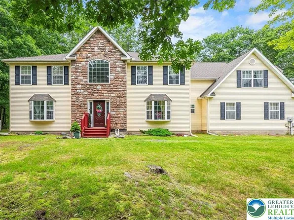 210 Swartsburo Dr, Tamiment, PA 18371