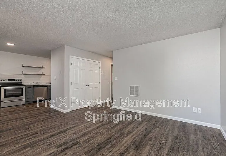 1147 E Elm St #9 — Photo 5