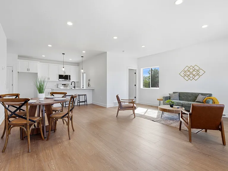 316 E Woodscape Way — Photo 2