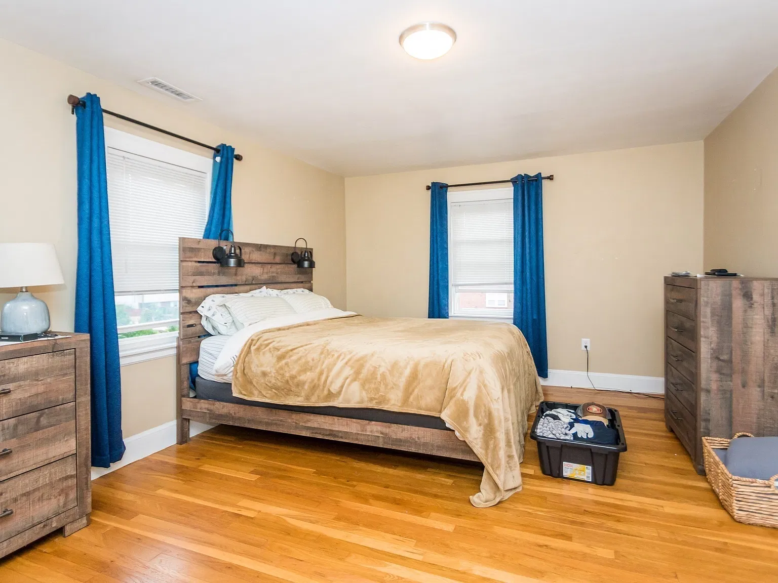 3 bed, 1100 sqft, $3,100 — Photo 3