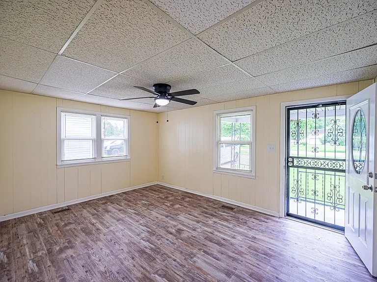 2232 E Riverside Dr — Photo 9