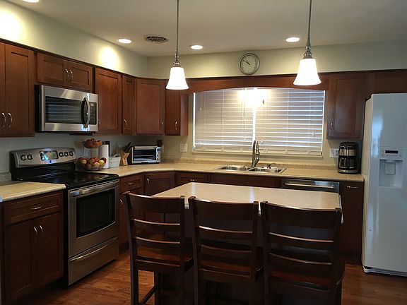 4th image of 942 S Center St