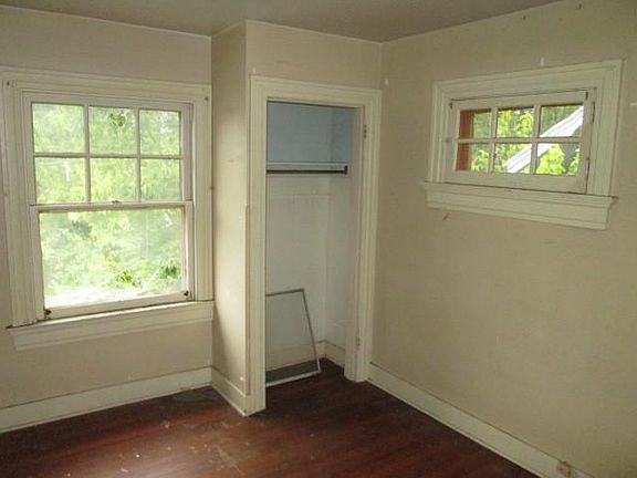5th image of 115 Elmwood Ave E