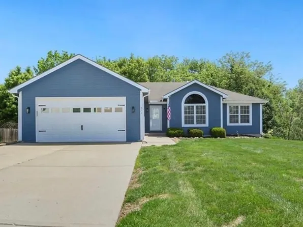 571 Hithergreen Dr, Lansing, KS 66043