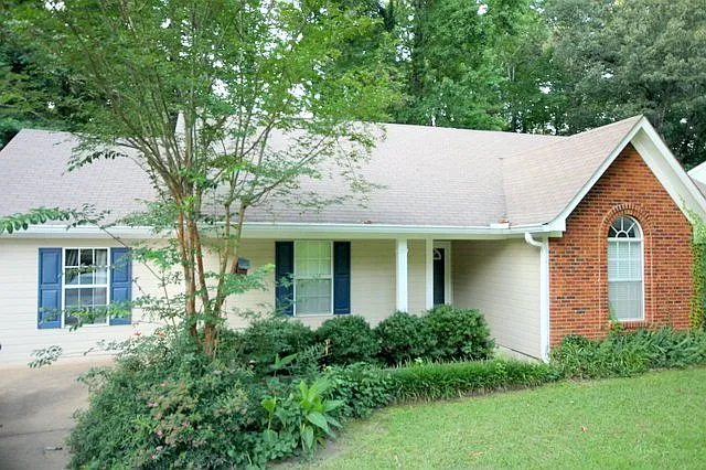 910 Crawford Cir — Photo 1
