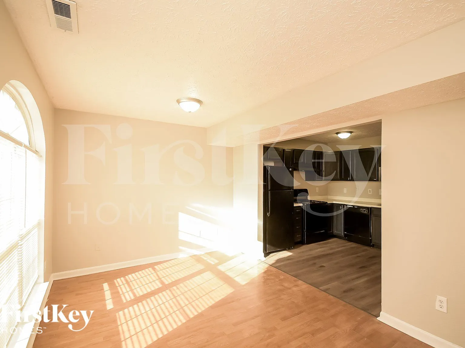 4 bed, 3.0 bath, 1816 sqft, $2,115 — Photo 4