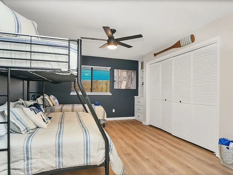 1923 Seal Way — Photo 15