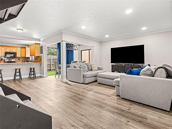 4th image of 16 Chestnut Cir