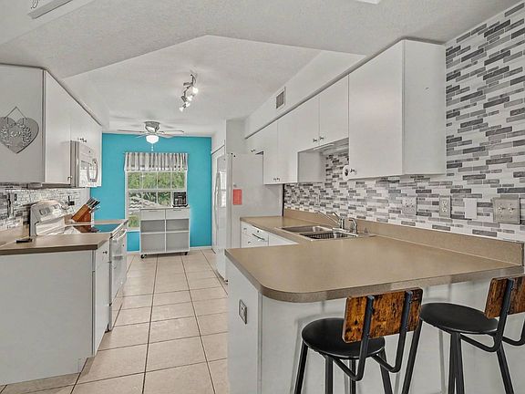 3rd image of 15405 Cedarwood Ln APT 201