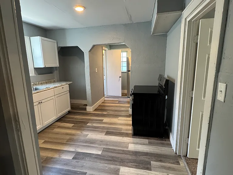 910 Whittier Ave — Photo 7