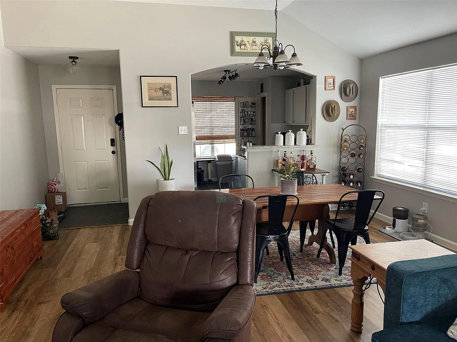 3 bed, 2.0 bath, 1433 sqft, $1,750 — Photo 3