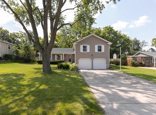 27W381 Fleming Dr, Winfield, IL 60190