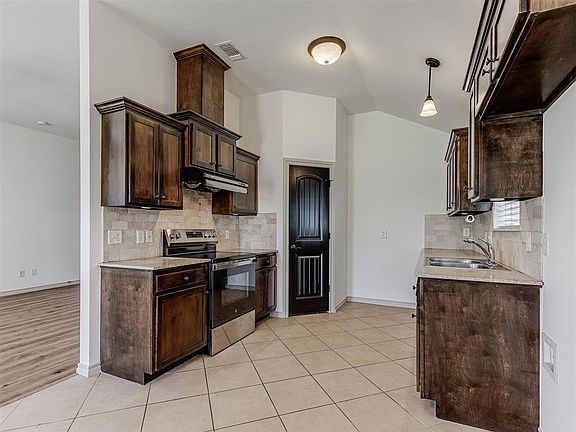 4th image of 2108 Diana Dr
