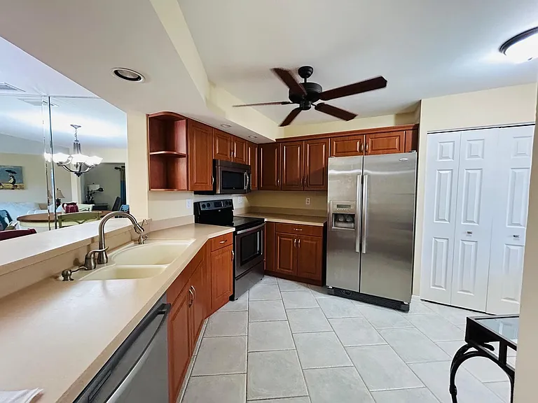 992 Woodshire Ln #D301 — Photo 7