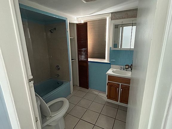 3rd image of 11-15 Abbott St #1