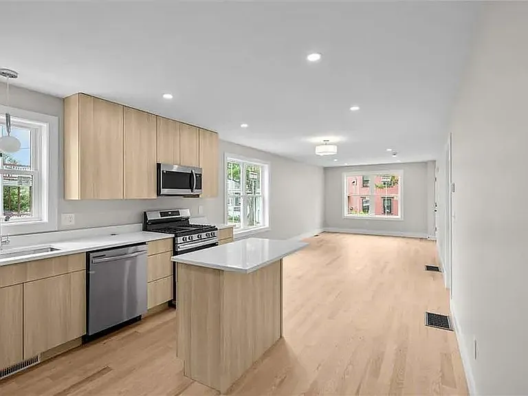 155 Burnside St #1 — Photo 11