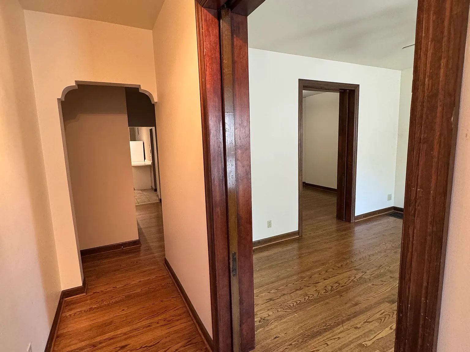 1 bed, 1100 sqft, $1,350 — Photo 2