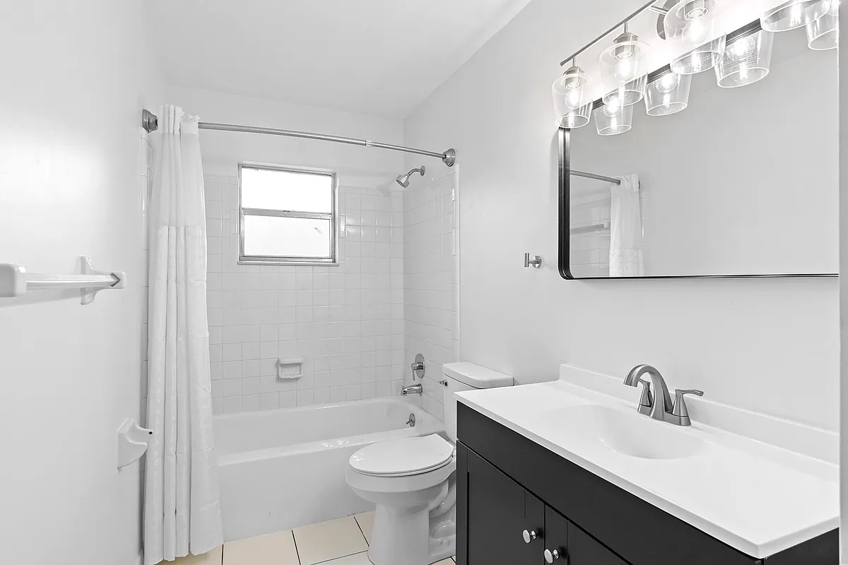 Upstairs Bathroom - Hillock Ct