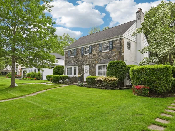 42 Huntington Road, Garden City, NY 11530