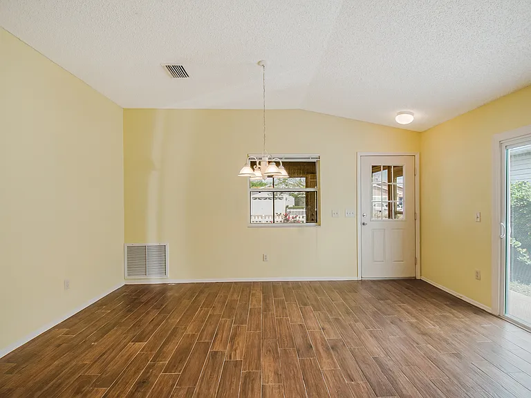 2454 Southern Oak St — Photo 6