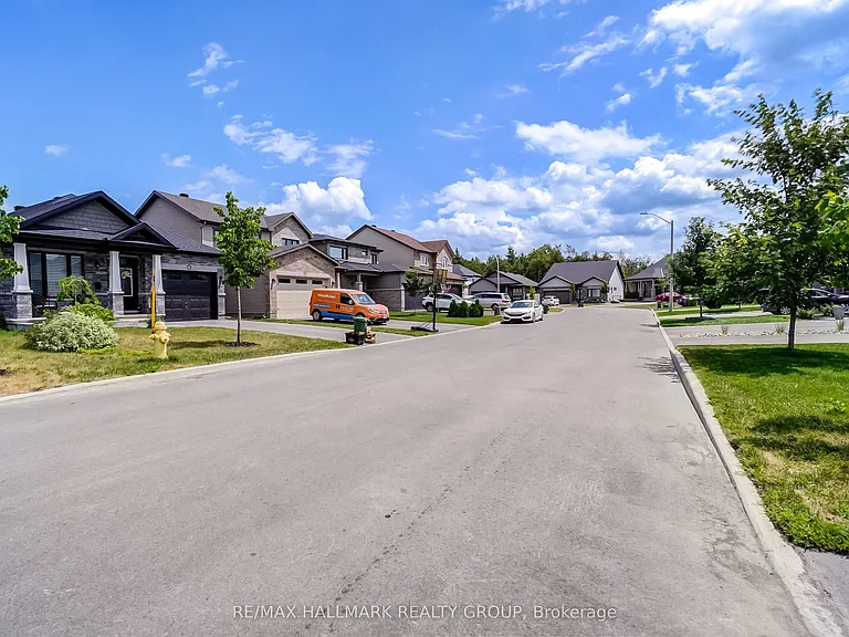1110 Beckett Cres — Photo 3