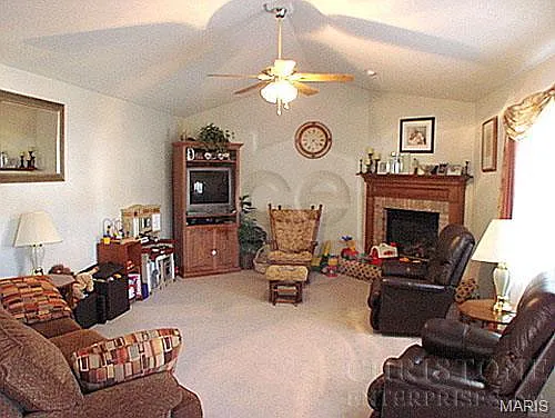 3 bed, 3.0 bath, 2834 sqft, $2,450 — Photo 3