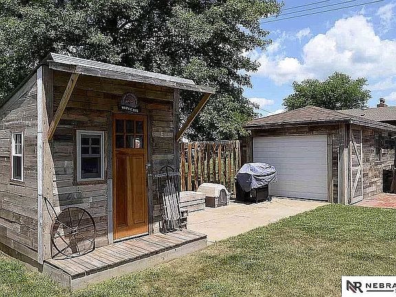 3rd image of 305 N Loughridge Ave