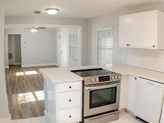 5th image of 105 E Waring St