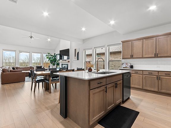 3rd image of 814 Chinati St