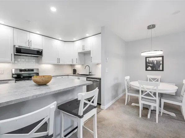 3900 Shelbourne St #201, Saanich, BC V8P 4H8