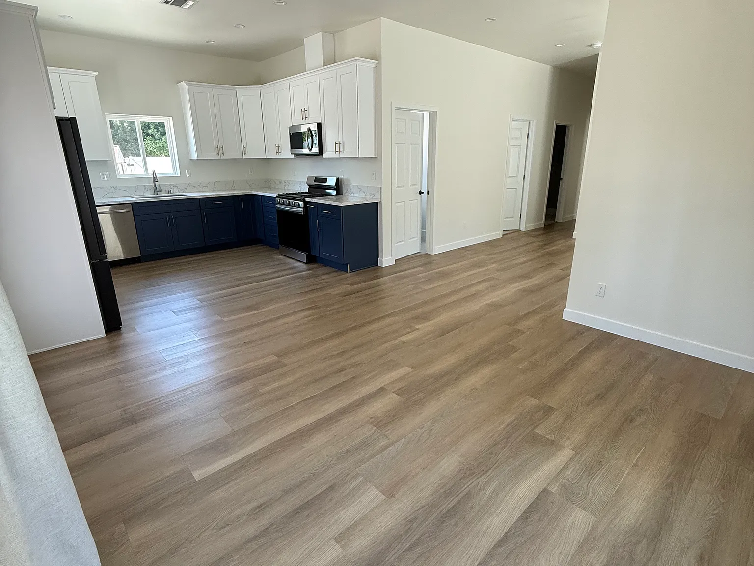3 bed, 2.5 bath, 1200 sqft, $3,850 — Photo 2
