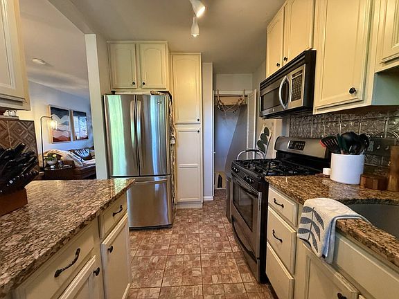5th image of 126 E Rosemont Ave