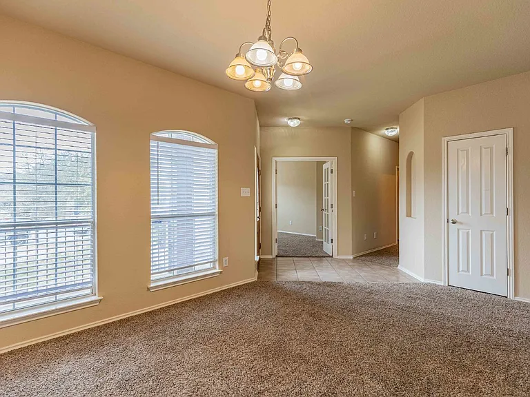 906 Ashbury Blf — Photo 6