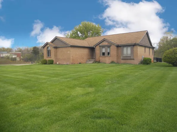 10690 Oxbow Heights Dr, White Lake, MI 48386