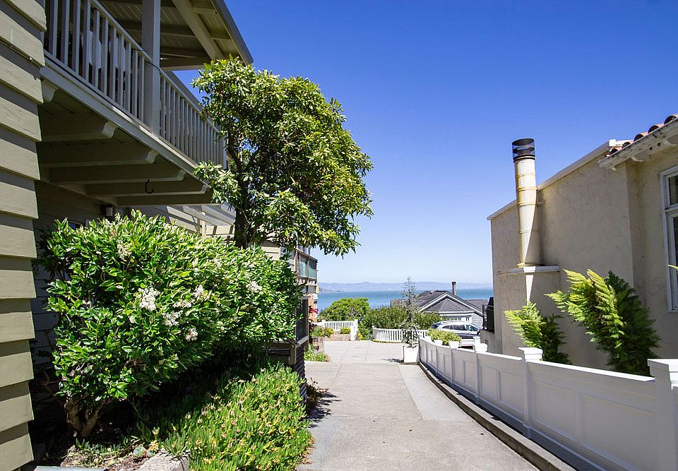 Driveway leading to the apartment