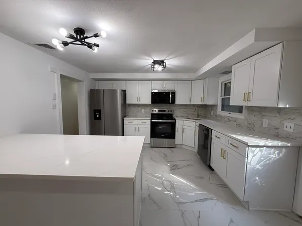 8 Abbott Dr, Lake Hopatcong, NJ 07849