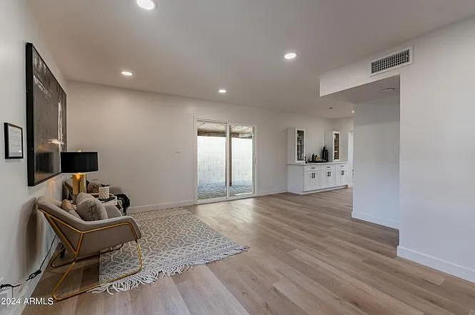 938 W Mission Ln — Photo 6