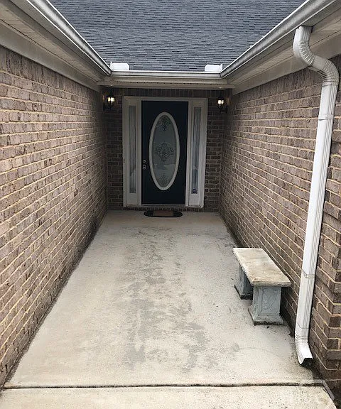 225 Lexington Cir — Photo 3