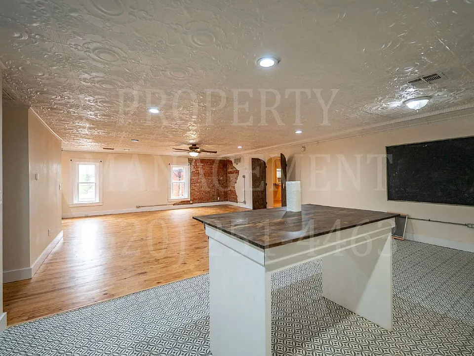 215 W 4th Ave #1