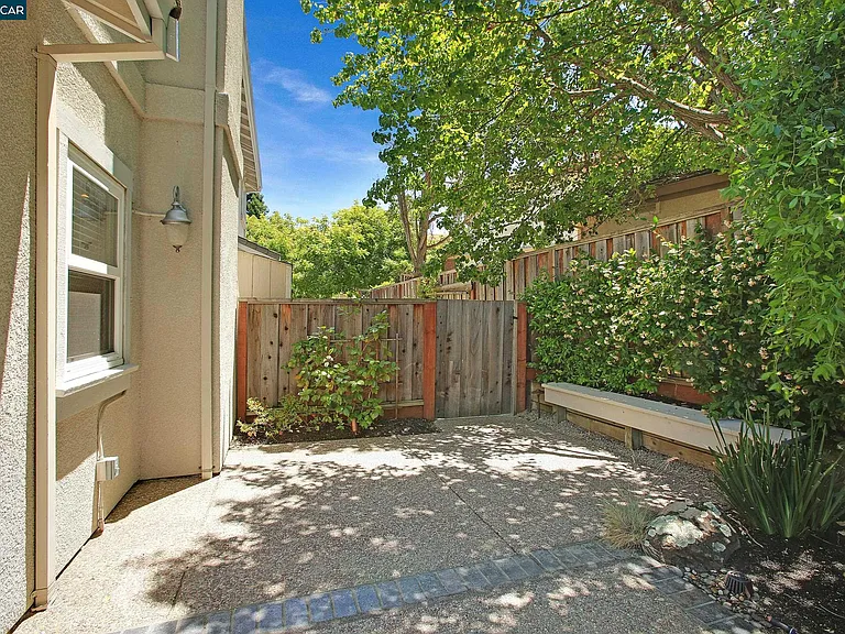 706 Endsliegh Ct — Photo 29