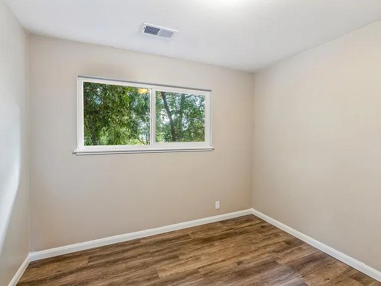 Stephen Dr — Photo 6
