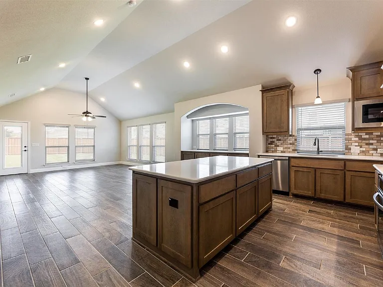 1304 Lancaster Dr — Photo 5