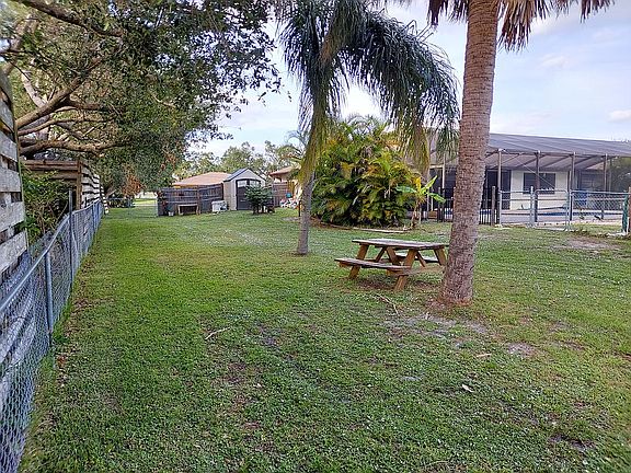 4th image of 1729 Gale St