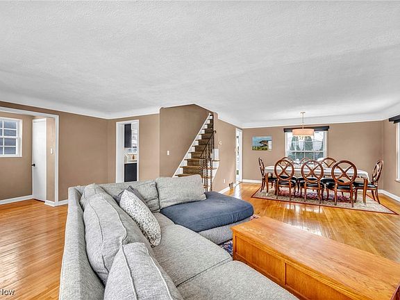 5th image of 1461 Parkwood Rd