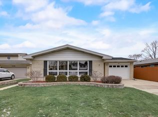 132 Ambleside Rd, Des Plaines, IL 60016