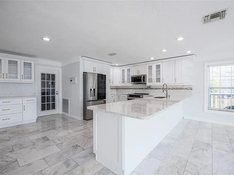 551 Crystal Dr — Photo 22