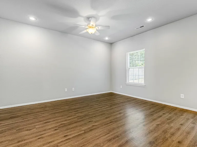 818 Baker St NW — Photo 2